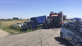 Dodávka smetla policejní vůz. Dva muži zákona byli na místě mrtví.