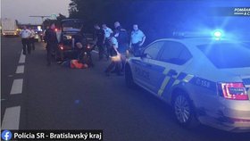 Muž (44) napadl taxikáře a ukradl mu auto: Před policisty ujížděl až 200 km! Zastavili ho až pomocí výstřelů