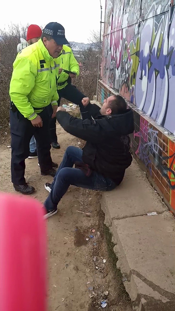Policista drsně zfackoval muže, který měl být silně opilý a vyvádět výtržnosti.