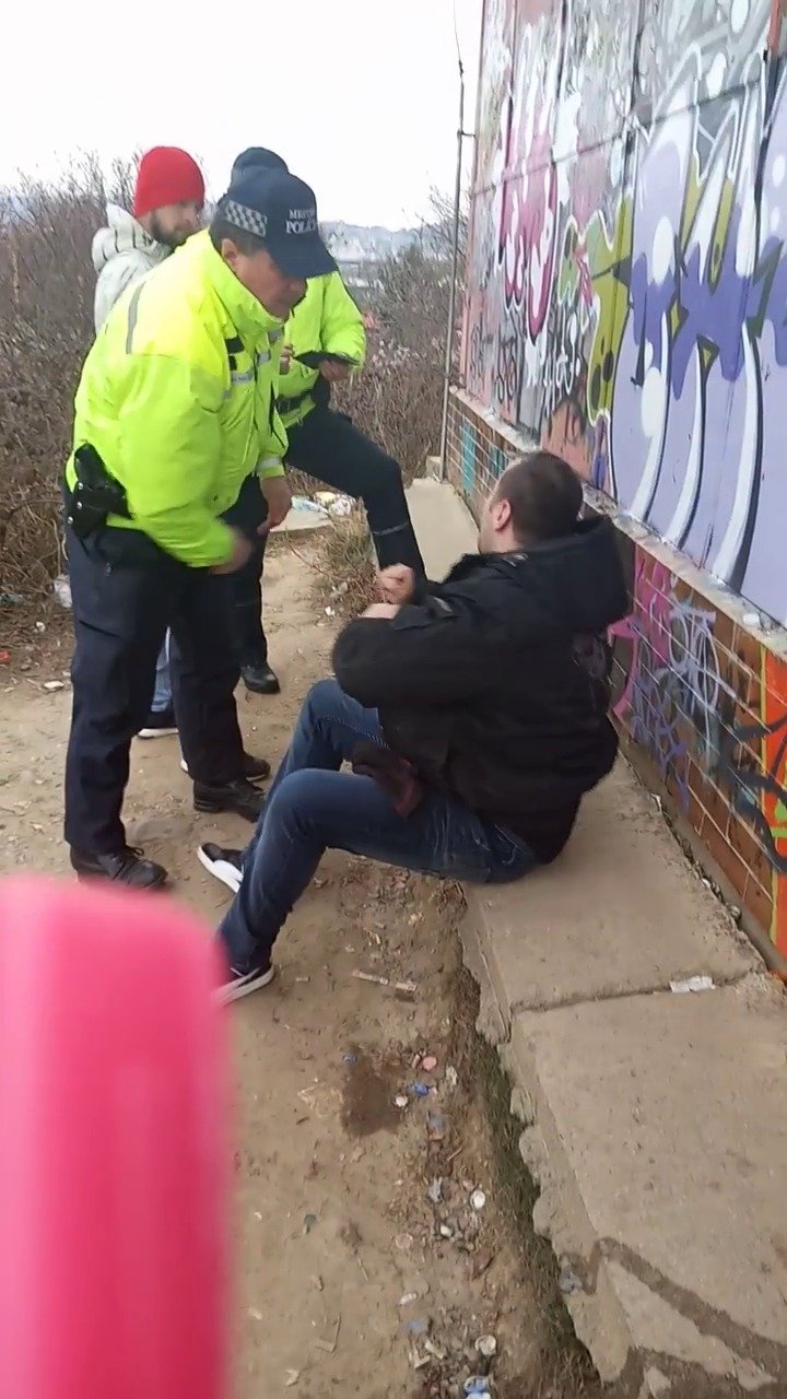 Policista drsně zfackoval muže, který měl být silně opilý a vyvádět výtržnosti.