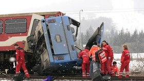 Srážka osobního vlaku se zájezdovým autobusem u slovenské obce Polomka si vyžádala nejméně 11 obětí.