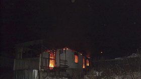Při požáru rodinného domu v osadě u slovenské obce Richnava zemřely čtyři děti a jejich matka.