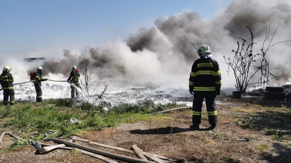 V Bratislavě hořela stáj: Kouř byl vidět na kilometry a po městě pobíhali koně.