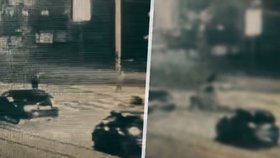 Muže na přechodu srazilo auto, přecházel na červenou.