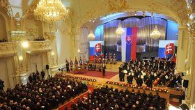 Inaugurace nového prezidenta SR Andreje Kisky se konala na slavnostní schůzi slovenské sněmovny v budově Slovenské filharmonie