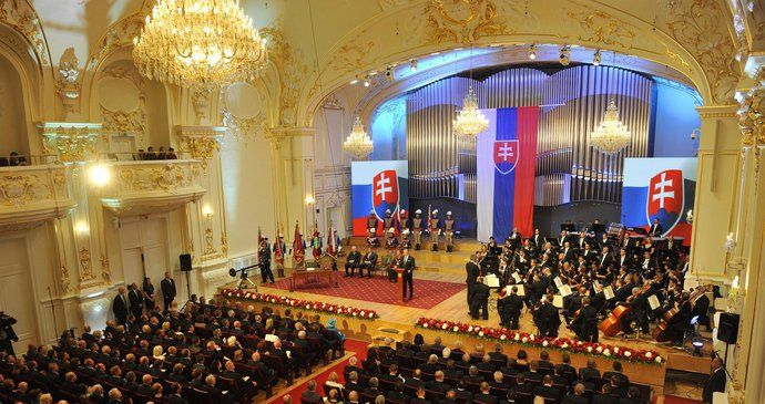 Inaugurace nového prezidenta SR Andreje Kisky se konala na slavnostní schůzi slovenské sněmovny v budově Slovenské filharmonie