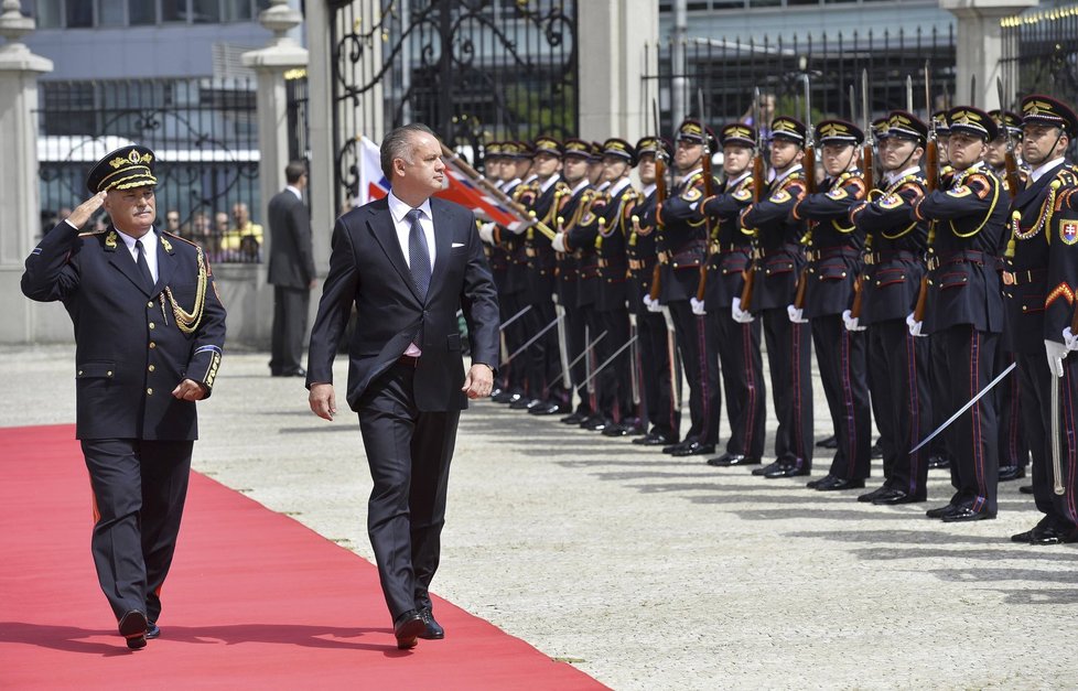 Andrej Kiska se prošel při inauguraci před nastoupenými vojáky