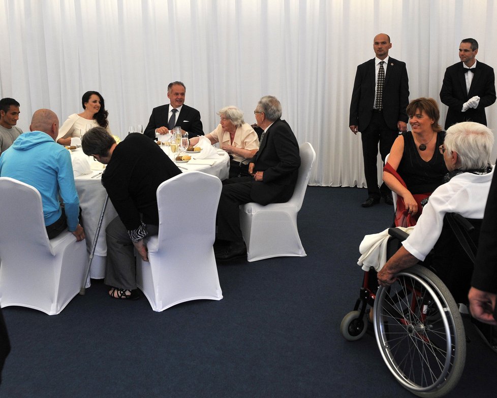 Slavnostní oběd nového slovenského prezidenta: Kiska pozval bezdomovce, seniory a děti z dětských domovů