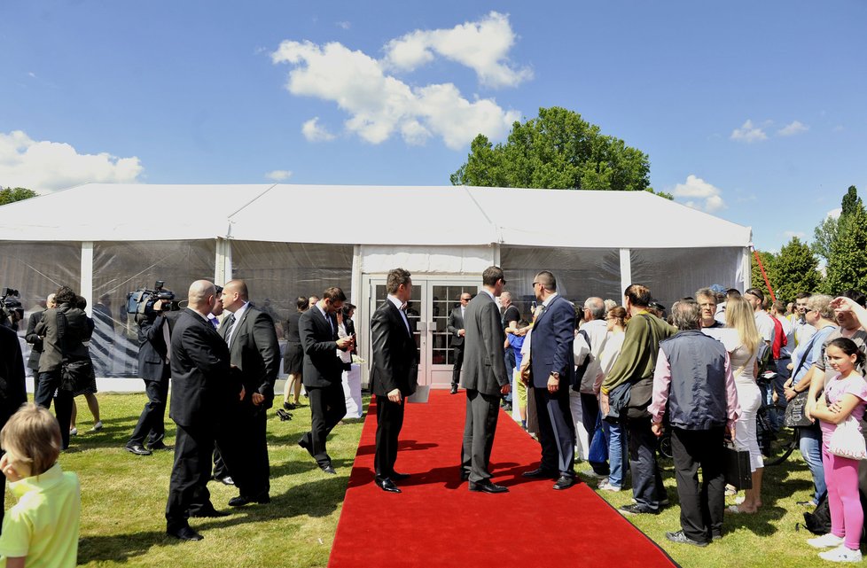 Stan v zahradě Prezidentského paláce v Bratislavě, který byl po inauguraci připraven na oběd prezidenta Kisky