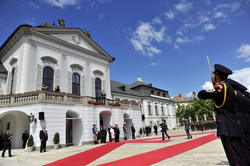 Nový slovenský prezident Andrej Kiska zamířil s manželkou do Prezidentského paláce