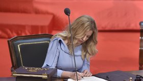 Zuzana Čaputová podepisuje prezidentský slib