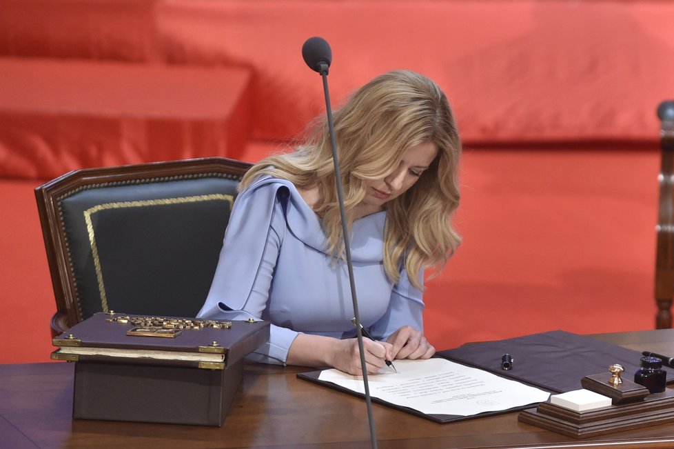 Zuzana Čaputová podepisuje prezidentský slib.