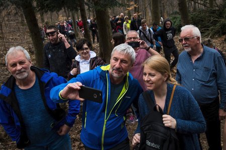 Kandidátka na prezidentku Slovenska Zuzana Čaputová se svými fanoušky.