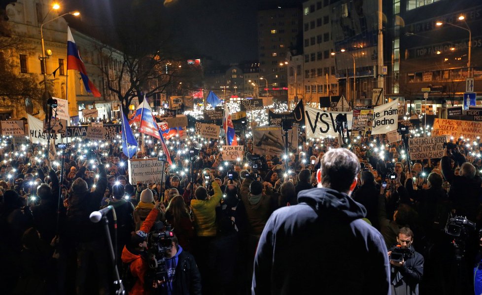 Protivládní demonstrace v Bratislavě měla rekordní účast (16. 3. 2018).