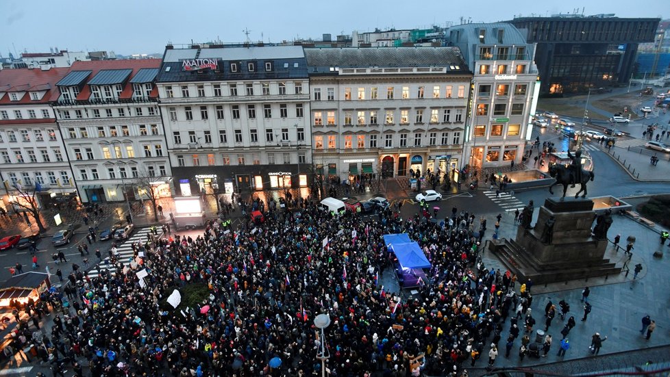 Na Václavském náměstí v Praze se v pátek 16. 3. 2018 sešlo k protestu za předčasné volby na Slovensku kolem 2000.