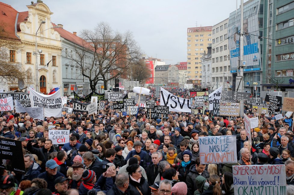 Robert Fico v týdnu oznámil svou demisi, vzhledem k jejím podmínkám, kdy na půdorysu jeho koalice vznikne nová vláda, se ale aktivisté nesmířili a na náměstí slovenských měst vyrazili i v pátek 16. 3. 2018.