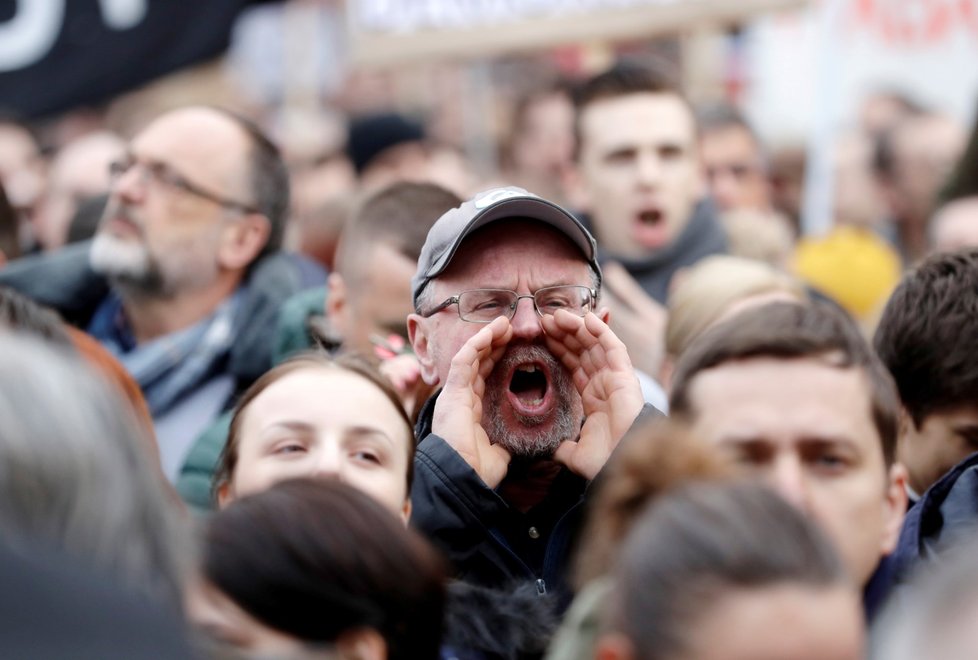 Aktivisté požadují nové volby, současná dohoda, kdy u moci zůstane trojkoalice vedená stranou Směr-SD je podle nich podvodem na občanské společnosti (16. 4. 2018)