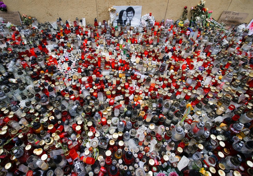 V Bratislavě se sešly tisíce lidí, ti žádají v reakci na vraždu novináře Jána Kuciaka předčasné volby (16. 3. 2018)