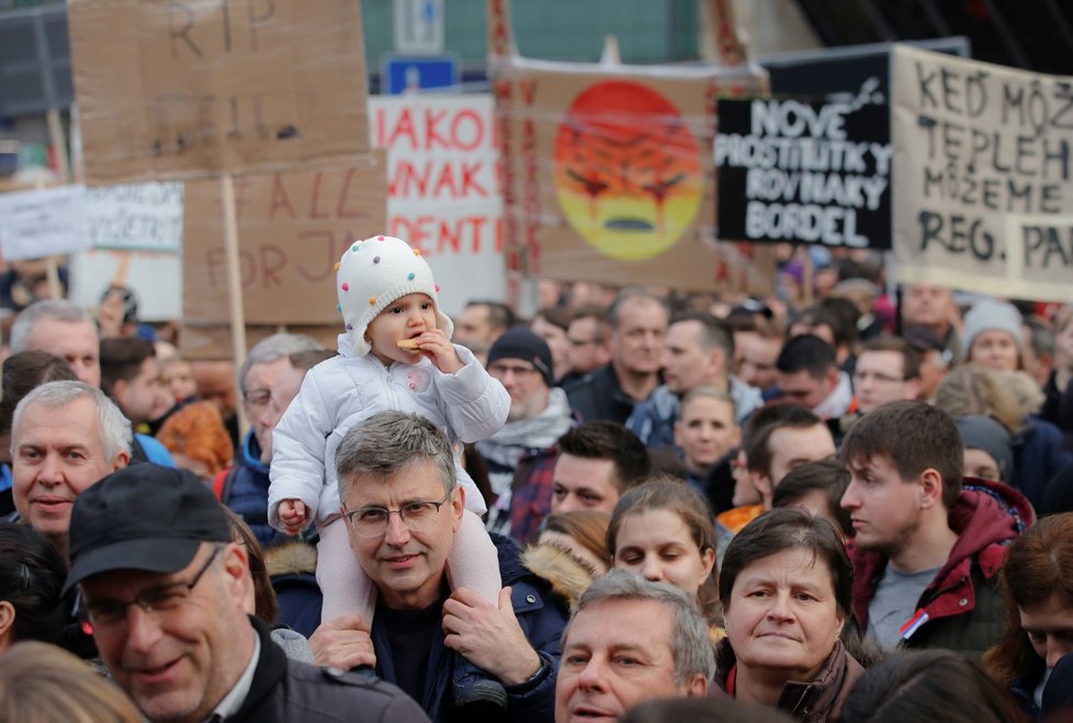 Protestů v pátek 16.3. 2018 se v Bratislavě zúčastnilo kolem 50 tisíc lidí.