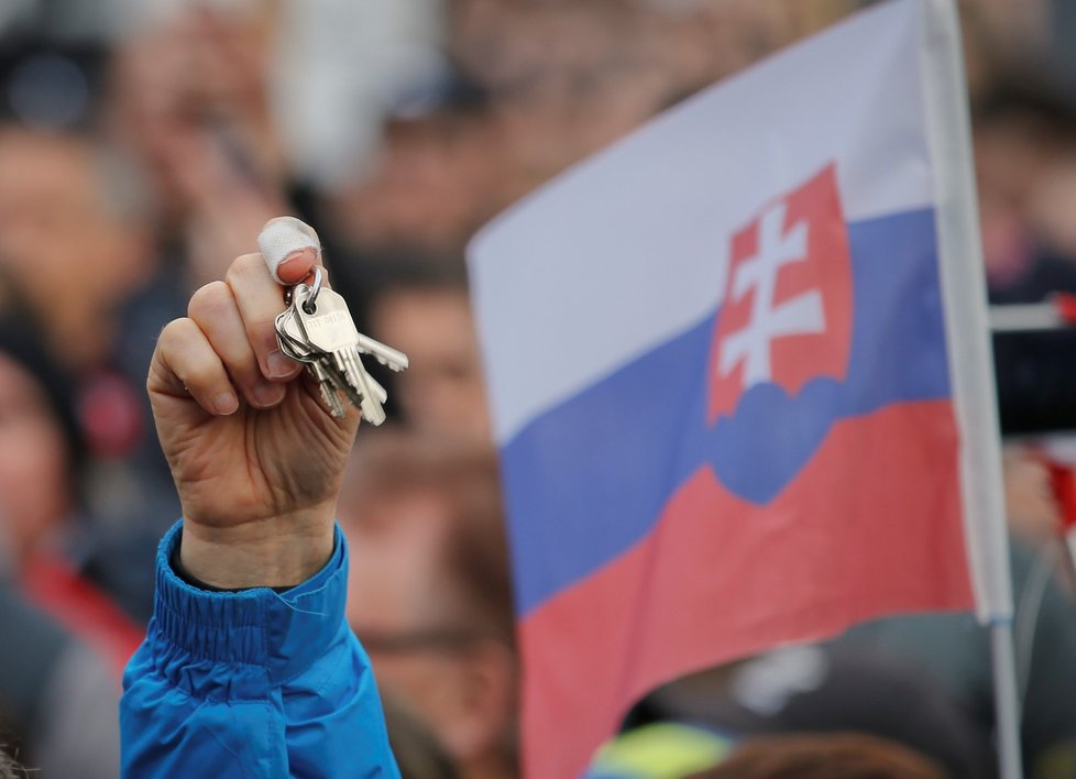 Lidé proti vládě v Bratislavě protestovali i cinkáním klíčů podobně jako při Sametové revoluci (16. 3. 2018)