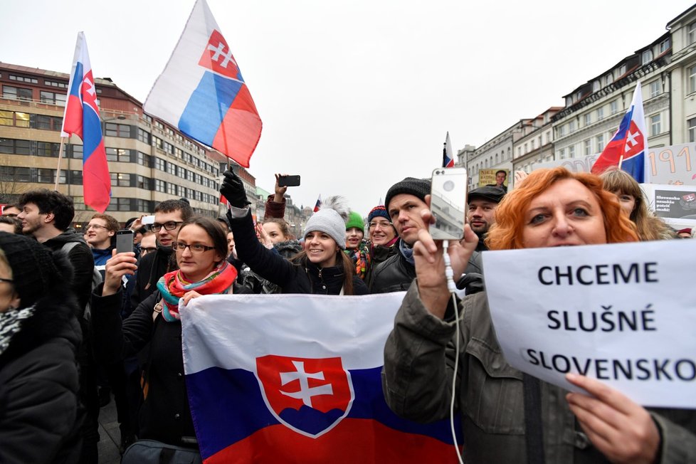 Protest za předčasné volby na Slovensku se konal i na Václavském náměstí v Praze (16. 3. 2018).