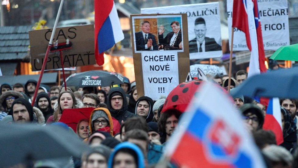 Protest za předčasné volby na Slovensku se konal i na Václavském náměstí v Praze (16. 3. 2018)