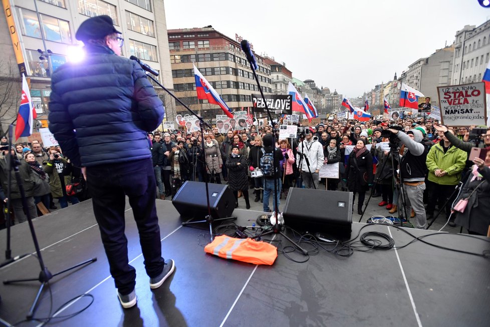 Protest za předčasné volby na Slovensku se konal i na Václavském náměstí v Praze (16. 3. 2018).