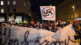 Tisíce Slováků demonstrovaly proti úspěchu Kotlebovy strany, která je označována za neonacistickou.