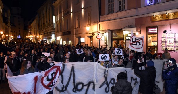 „Stop fašismu.“ Tisíce Slováků demonstrovaly proti úspěchu Kotlebovy pravice