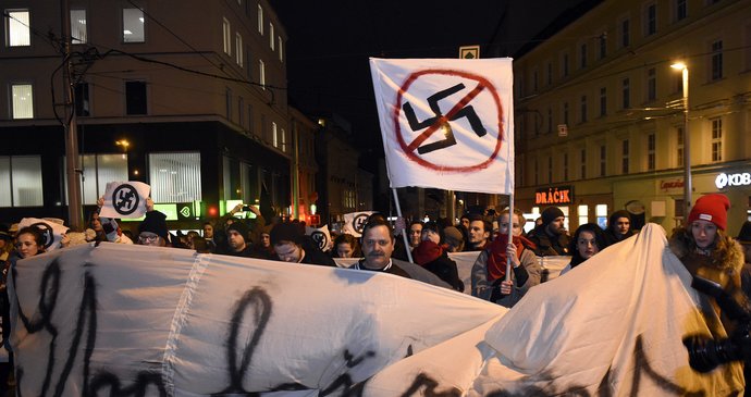 Tisíce Slováků demonstrovaly proti úspěchu Kotlebovy strany, která je označována za neonacistickou.