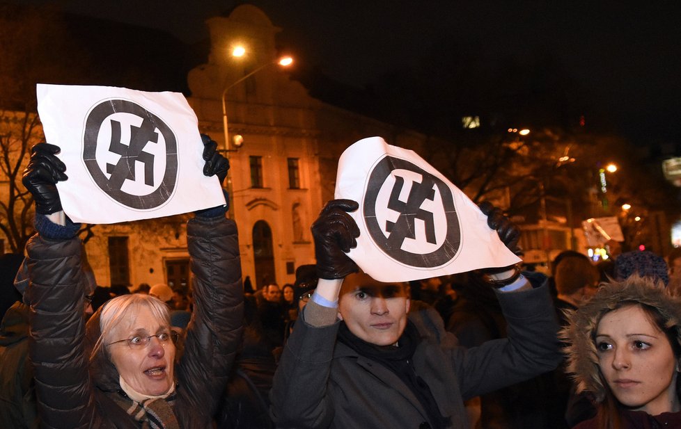 Tisíce Slováků demonstrovaly proti úspěchu Kotlebovy strany, která je označována za neonacistickou.