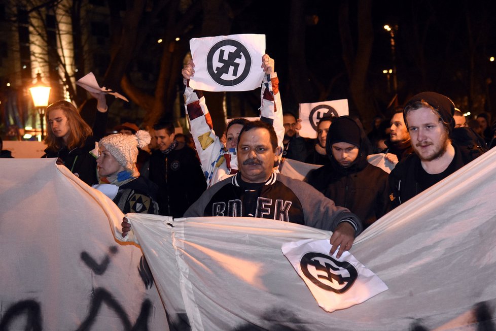 Tisíce Slováků demonstrovaly proti úspěchu Kotlebovy strany, která je označována za neonacistickou.