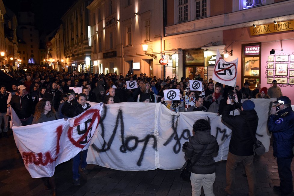 Tisíce Slováků demonstrovaly proti úspěchu Kotlebovy strany, která je označována za neonacistickou.