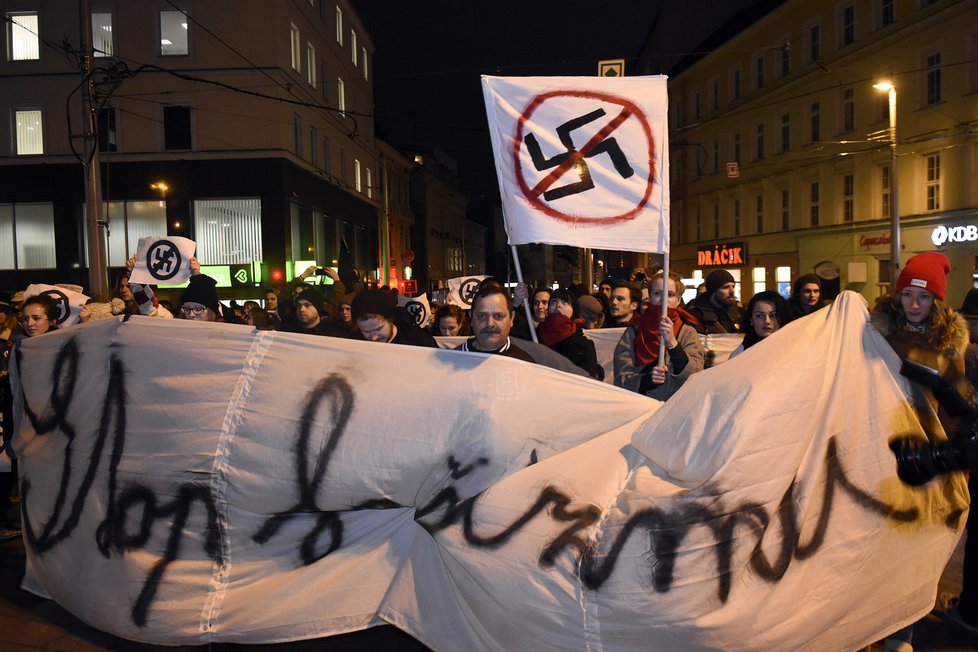 Tisíce Slováků demonstrovaly proti úspěchu Kotlebovy strany, která je označována za neonacistickou.