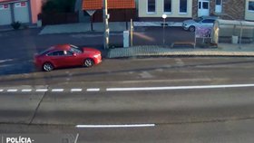 Řidič na Slovensku usnul za volantem, přejel do protisměru a narazil do zastávky autobusu.