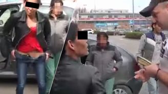 Kontrola dokladů skončila kontrolou přirození! Policisté jsou v šoku Kontrola dokladů skončila kontrolou přirození! Policisté jsou v šoku