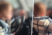 Žena nechala batole řídit auto a videem se chlubila na sociálních sítích! Případ řeší policie
