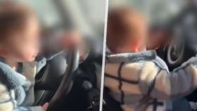 Žena nechala batole řídit auto a videem se chlubila na sociálních sítích! Případ řeší policie