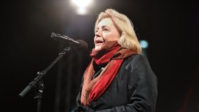 Magda Vašáryová na protivládní demonstraci. (12.12.2023)