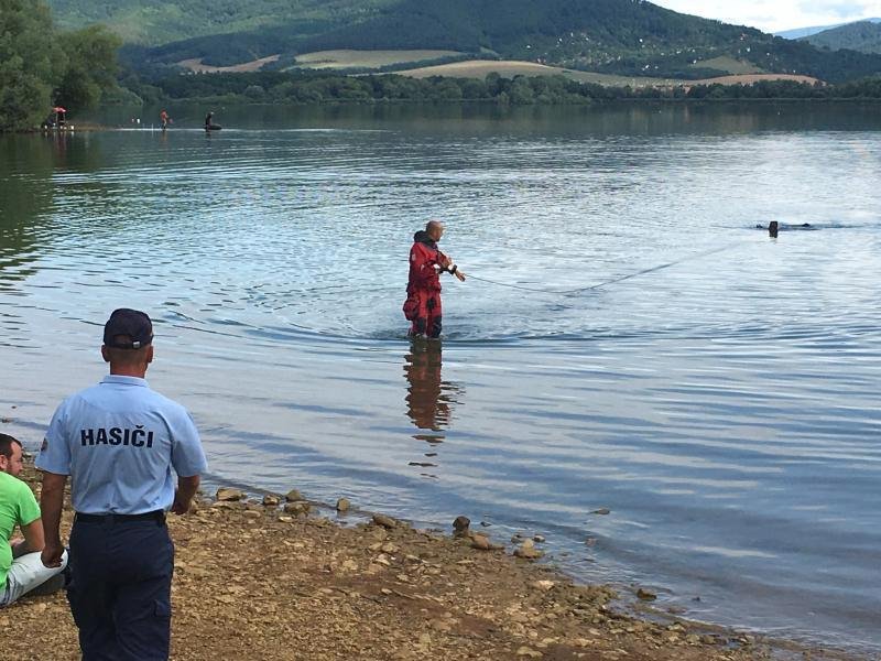 Hasiči po Jarovi pátrali dlouhé hodiny. Nakonec jeho tělo nalezli v 2,5 metrové hloubce. Rodiče se na břehu zhroutili v slzách.