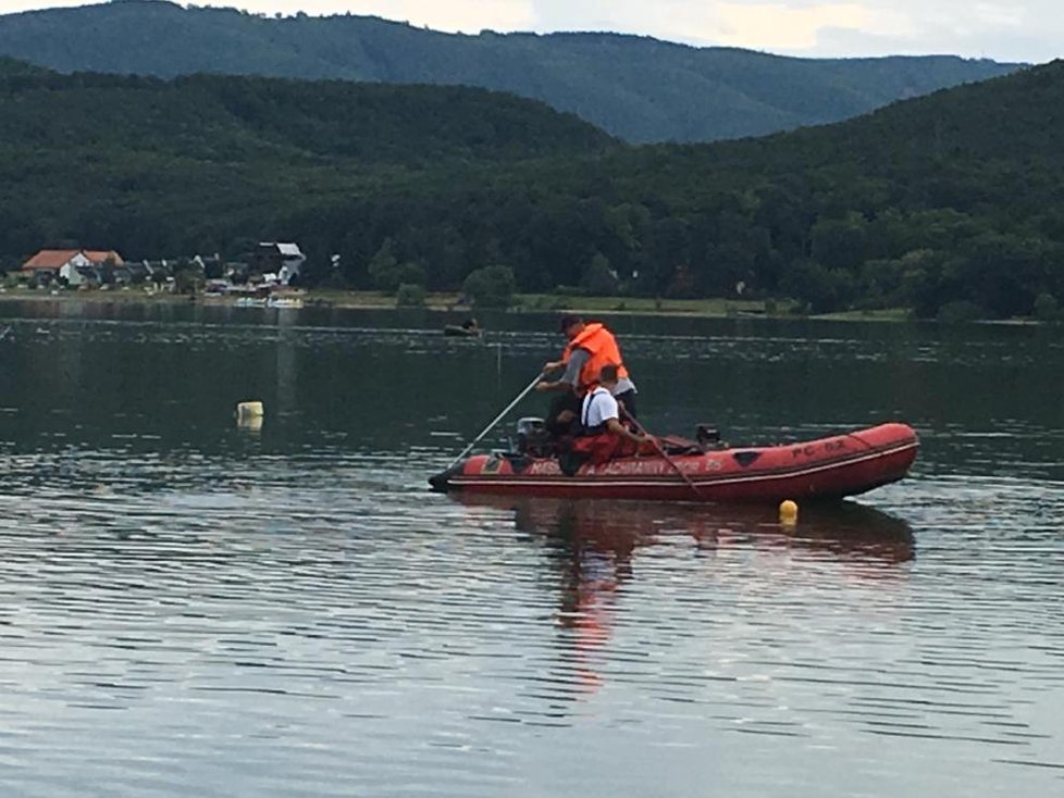 Hasiči po Jarovi pátrali dlouhé hodiny. Nakonec jeho tělo nalezli v 2,5 metrové hloubce. Rodiče se na břehu zhroutili v slzách