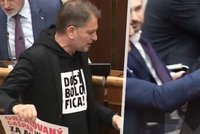 Absurdní potyčka ve slovenském parlamentu: Vzduchem letěla i lahev