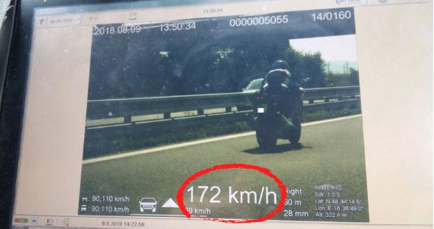 Tomáš (42) se na motorce řítil 82 km/hod nad limit! Z jeho výmluvy padli policisté do mdlob