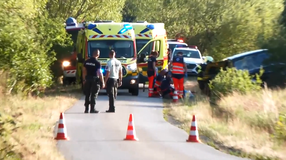 Při nehodě v obci Sása zemřeli dva hasiči na kolech.