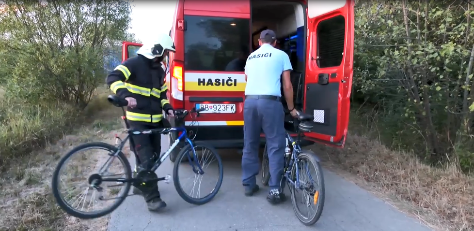 Při nehodě v obci Sása zemřeli dva hasiči na kolech.