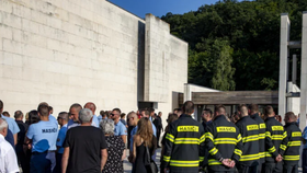 Na pohřeb hasičů přišly desítky lidí.
