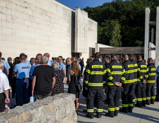 Na pohřeb hasičů přišly desítky lidí.