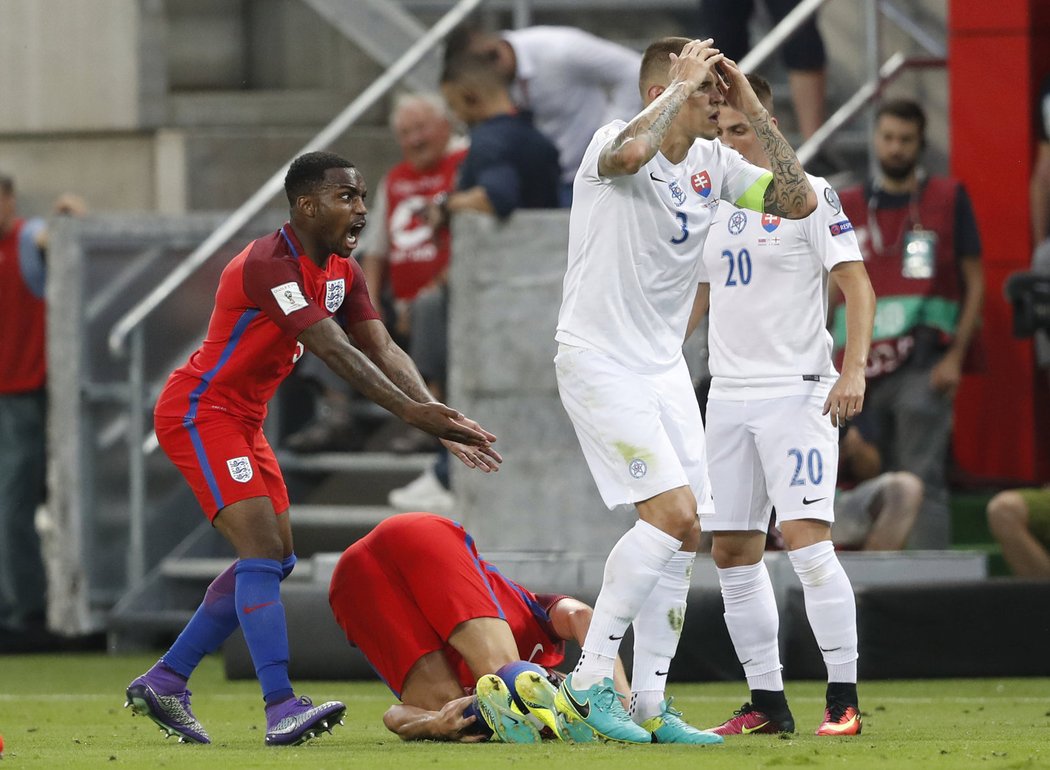 Kapitán Slovenska Martin Škrtel šlápl na útočníka Anglie Harryho Kanea a dostal červenou kartu