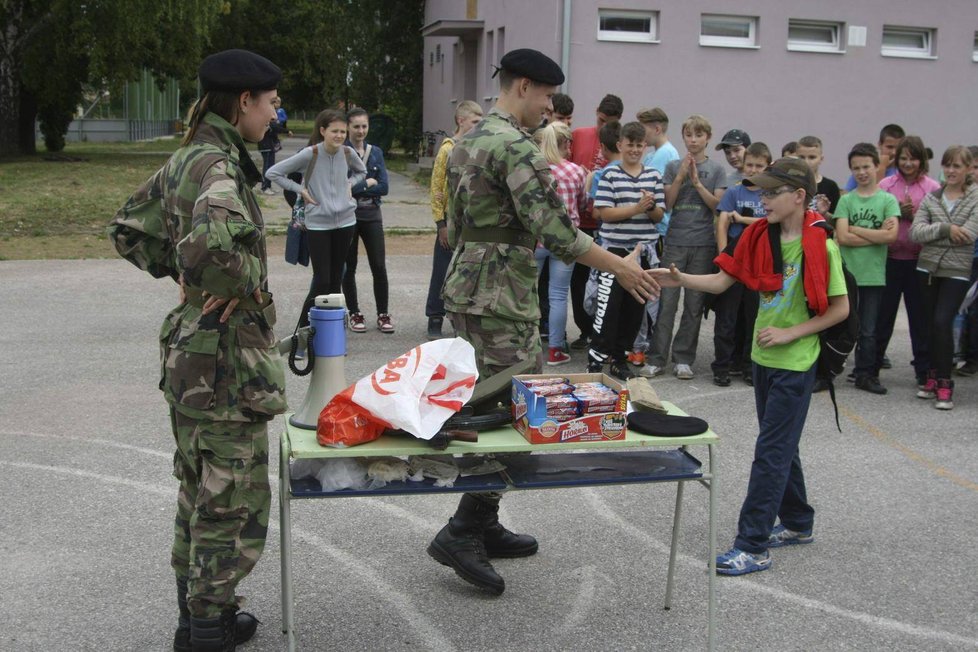 Slovenští branci pořádali názorné ukázky v základních a středních školách.