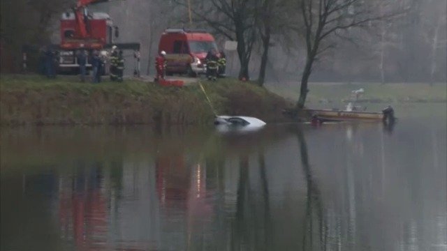 Pohřešované manžele našli mrtvé v autě ve vodní nádrži.